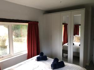 une chambre avec deux lits et une fenêtre dans l'établissement Locka Old Hall Cottage, à Arkholme