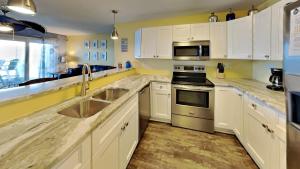 Gallery image of Put-in-Bay Waterfront Condo #106 in Put-in-Bay