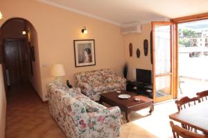 a living room with a couch and a table at Uliveto in Gioiosa Marea