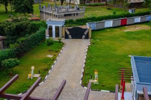 尼耶利Destination code 254, Nyeri的享有花园的空中景致,设有喷泉