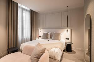 Un dormitorio con una gran cama blanca y una silla. en Boutiquehotel Le Foulage - adults only, en Brujas