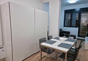 Gambar di galeri bagi TwinArt 2 adjacent recent apartments hosting up to 8 guests for work and living di Belgrade