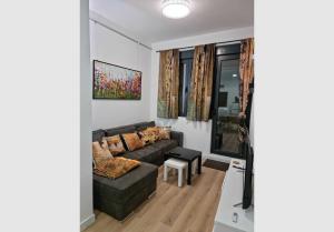 Ruang duduk di TwinArt 2 adjacent recent apartments hosting up to 8 guests for work and living