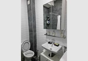 Bilik mandi di TwinArt 2 adjacent recent apartments hosting up to 8 guests for work and living