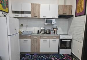 Dapur atau dapur kecil di TwinArt 2 adjacent recent apartments hosting up to 8 guests for work and living
