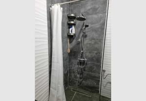 Bilik mandi di TwinArt 2 adjacent recent apartments hosting up to 8 guests for work and living