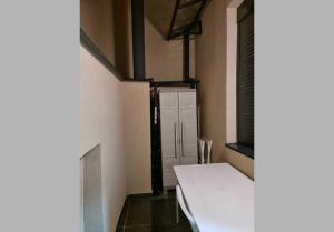 Bilik mandi di TwinArt 2 adjacent recent apartments hosting up to 8 guests for work and living