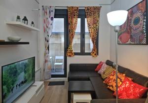 Televisyen dan/atau pusat hiburan di TwinArt 2 adjacent recent apartments hosting up to 8 guests for work and living