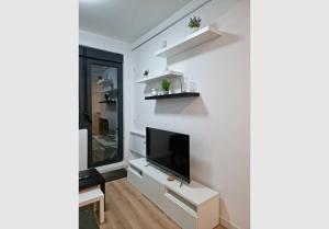 Televisyen dan/atau pusat hiburan di TwinArt 2 adjacent recent apartments hosting up to 8 guests for work and living