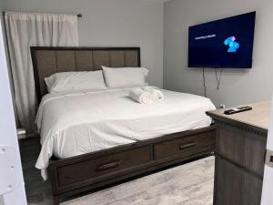 een slaapkamer met een groot bed met witte lakens bij Exclusive Spacious 2 Kings Bed by EWR NYC in Newark