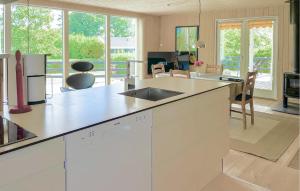 Η κουζίνα ή μικρή κουζίνα στο 3 Bedroom Awesome Home In Bjert +13 φωτογραφίες