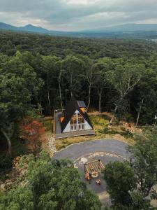 Fotografie z fotogalerie ubytování The Sparrow Luxury A-Frame in the Shenandoah v destinaci Luray
