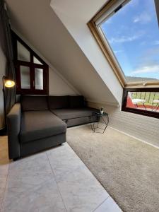 Penthouse views estuary and mountains in Unquera的休息区