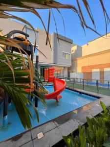 Bazén v ubytování شاليهات اوليفيا nebo v jeho okolí