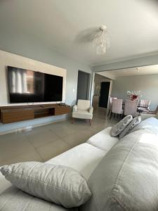 Sala de estar con cama grande y TV en Casa no centro de Porto Belo, en Porto Belo