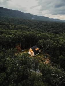 Fotografie z fotogalerie ubytování The Sparrow Luxury A-Frame in the Shenandoah v destinaci Luray