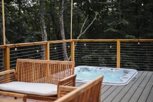 Fotografie z fotogalerie ubytování The Sparrow Luxury A-Frame in the Shenandoah v destinaci Luray