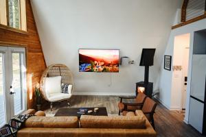 Fotografie z fotogalerie ubytování The Sparrow Luxury A-Frame in the Shenandoah v destinaci Luray