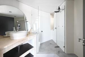 Koupelna v ubytování Elevated Luxury 2-Bed Apt with Elevator Access