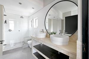 Koupelna v ubytování Elevated Luxury 2-Bed Apt with Elevator Access