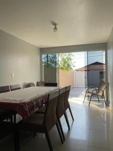 Un comedor con una mesa y algunas sillas. en Casa no centro de Porto Belo, en Porto Belo 8 fotos más