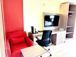 TV a/nebo společenská místnost v ubytování Westport Inn