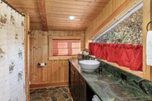 Un baño con lavabo y ventana. en Riverside Loft Suite home, en Leavenworth