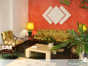 a living room with a couch and a coffee table at Hotel Pousada Plataforma in Mongaguá +33 photos
