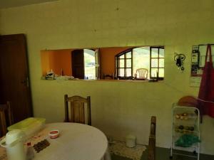 a kitchen with a table and a mirror at Casa de Campo Mairinque in Mairinque