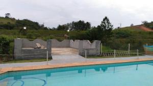a large swimming pool with aitatingfficientfficientfficientfficientfficientfficientfficient at Casa de Campo Mairinque in Mairinque