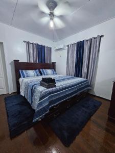 En eller flere senge i et værelse på Modern 3 Bedroom Home In Gated Community