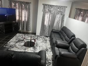 Et opholdsområde på Modern 3 Bedroom Home In Gated Community + 9 billeder