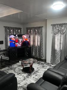 Et tv og/eller underholdning på Modern 3 Bedroom Home In Gated Community