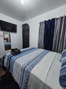 En eller flere senge i et værelse på Modern 3 Bedroom Home In Gated Community