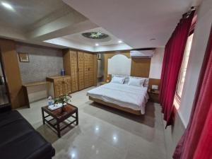 una camera d'albergo con un letto e un tavolo di Hotel Paradise a Jamnagar