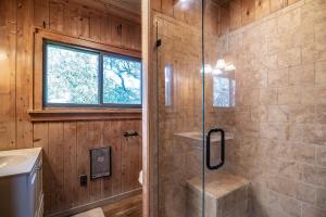 ein Badezimmer mit Dusche mit Glastür in der Unterkunft Ocean Breezes Historic Home with Creek Dock in Pawleys Island