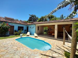 ein Swimmingpool im Hinterhof eines Hauses in der Unterkunft Le Marchand de Sable- Suites e apartamento in Búzios
