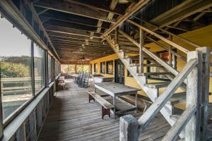 Ein Balkon oder eine Terrasse in der Unterkunft Ocean Breezes Historic Home with Creek Dock