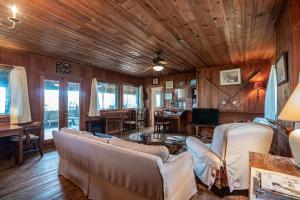 Ein Sitzbereich in der Unterkunft Ocean Breezes Historic Home with Creek Dock