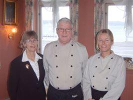 mężczyzna i dwie kobiety stojące w kuchni w obiekcie Sølyst Kro- Restaurant og Hotel I/S w mieście Aabenraa