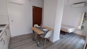 Posteľ alebo postele v izbe v ubytovaní Rosesapparts Estudios & Parking