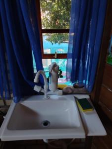 - Baño con lavabo y ventana en Atelier House, en Florianópolis