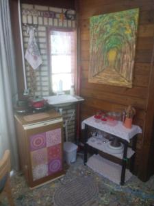 Una pequeña cocina con fregadero y estufa. en Atelier House, en Florianópolis