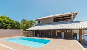 an image of a house with a swimming pool at Casa com piscina e churrasqueira na Praia Seca in Araruama