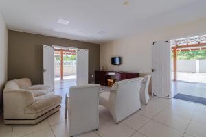 a living room with two chairs and a table at Casa com piscina e churrasqueira na Praia Seca in Araruama