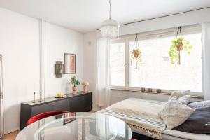 - un salon avec une table en verre et un lit dans l'établissement Central and Hip w King Bed, 50m tram and bus, Netflix, à Helsinki