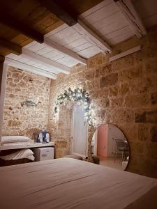 Postel nebo postele na pokoji v ubytování Hydria Guest House Art Gallery Dimora d artista con terrazza e vasca idromassaggio nel cuore del borgo antico Artists Home with terrace and jacuzzi in the heart of the old town