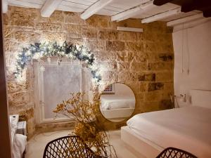 Postel nebo postele na pokoji v ubytování Hydria Guest House Art Gallery Dimora d artista con terrazza e vasca idromassaggio nel cuore del borgo antico Artists Home with terrace and jacuzzi in the heart of the old town