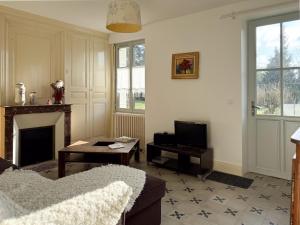 a living room with a couch and a fireplace at Le gîte de la Roche in Chenonceaux
