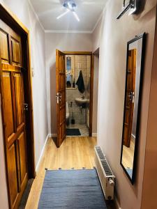 um corredor com uma casa de banho com um lavatório e um espelho em Apartament na Grodowej koło Rynku em Gliwice